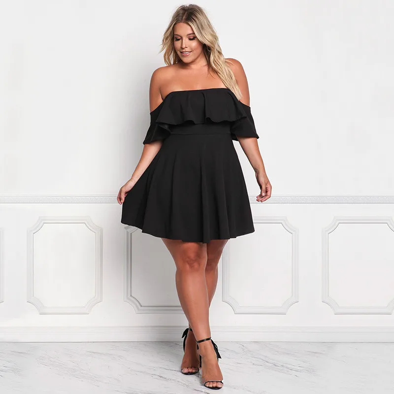 Женское трикотажное мини платье без бретелек с оборками открытыми плечами и