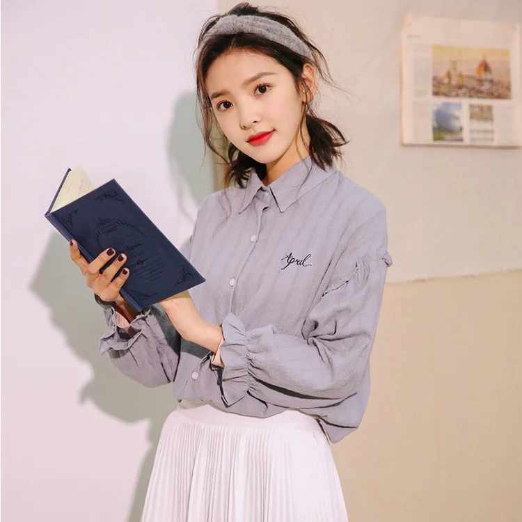 Осенняя маленькая свежая женская блузка однотонная с вышивкой и надписью