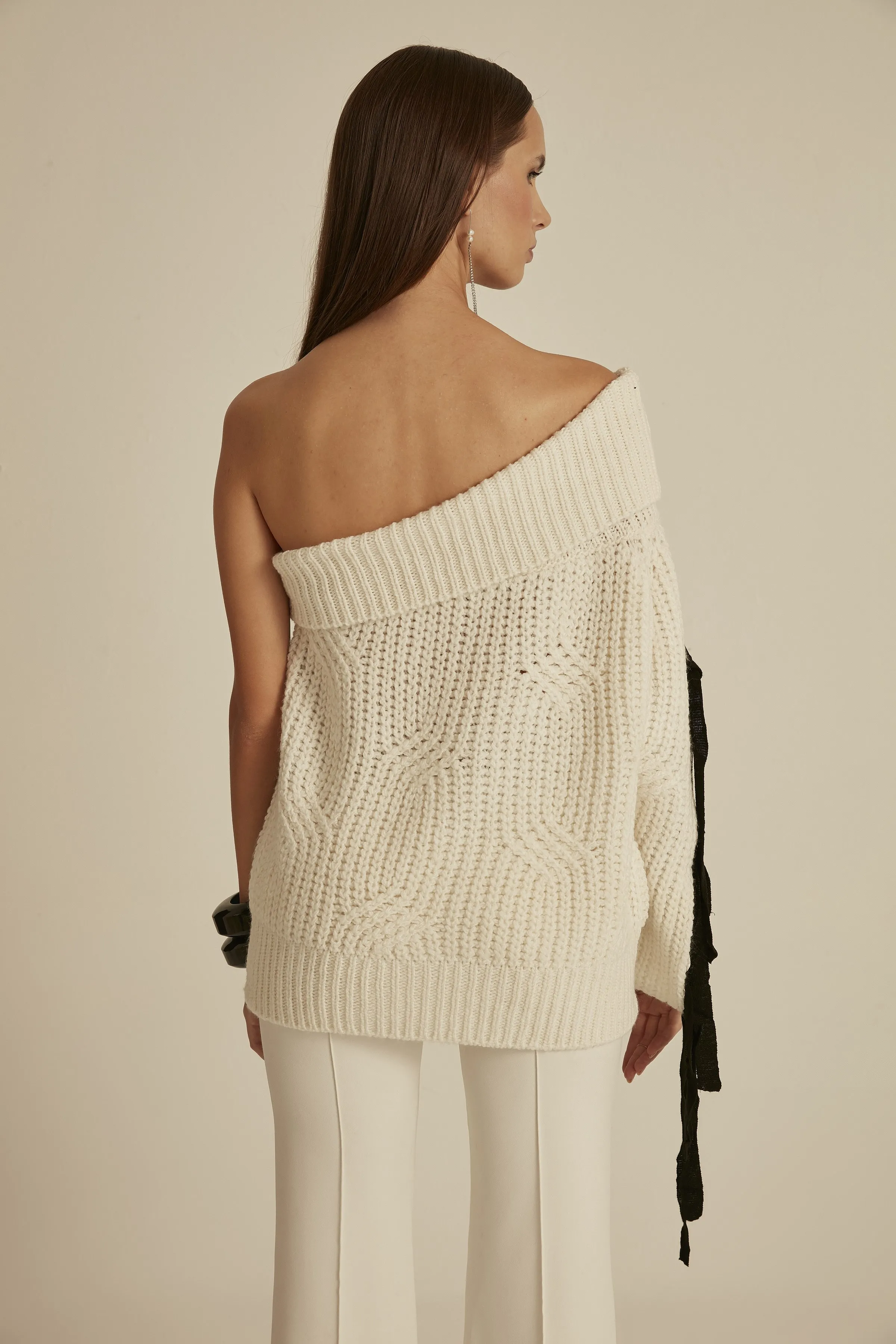 Трикотажный свитер на одно плечо |