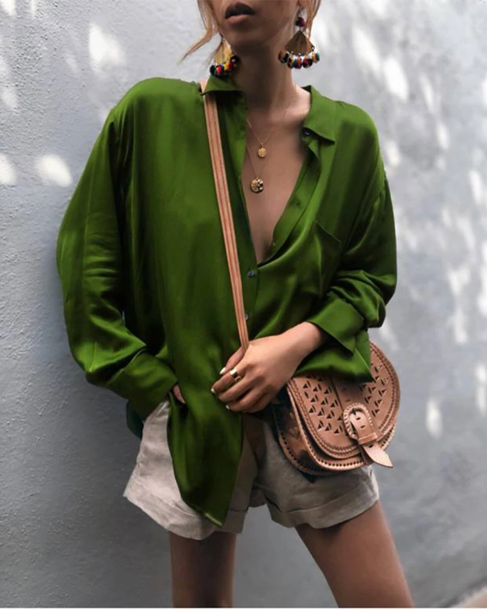 Блузка Женская атласная с глубоким V-образным вырезом модная повседневная