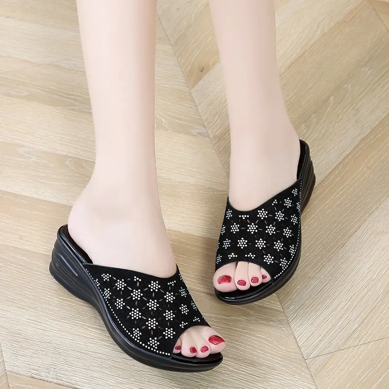 

Women's Hollow Crystal Wedges Heels Slippers Outdoor Slide Feminino Summer Office Lady Sandals Mature Chaussure Pu Leather Shoes