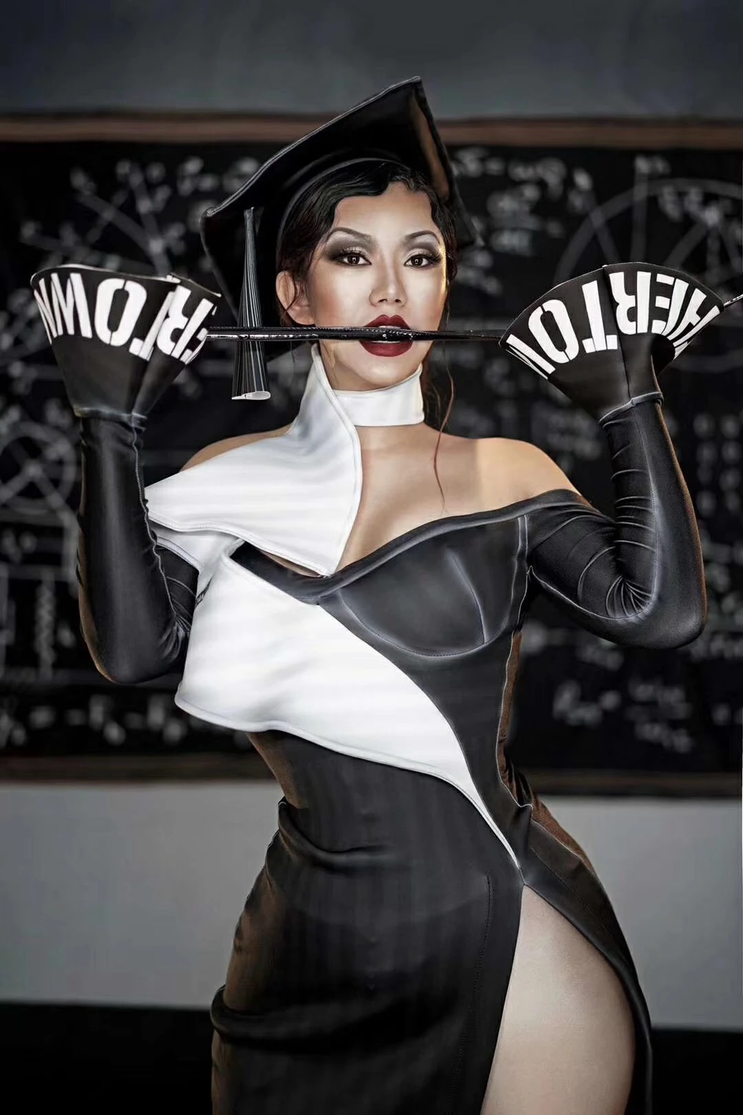 Женское мини-платье с разрезом открытой спиной и расклешенными рукавами |