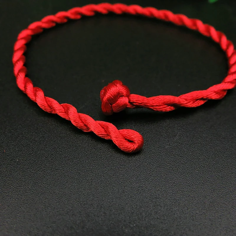 Узелок на красном браслет. Красная веревочка. Красные браслеты. Нитки красные. Браслет из красной веревочки.