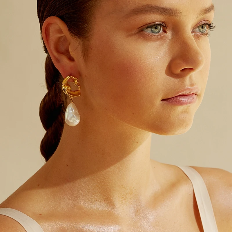 

European and American small fold metal Baroque pearl pendant earrings female retro temperament short hair fashion personality