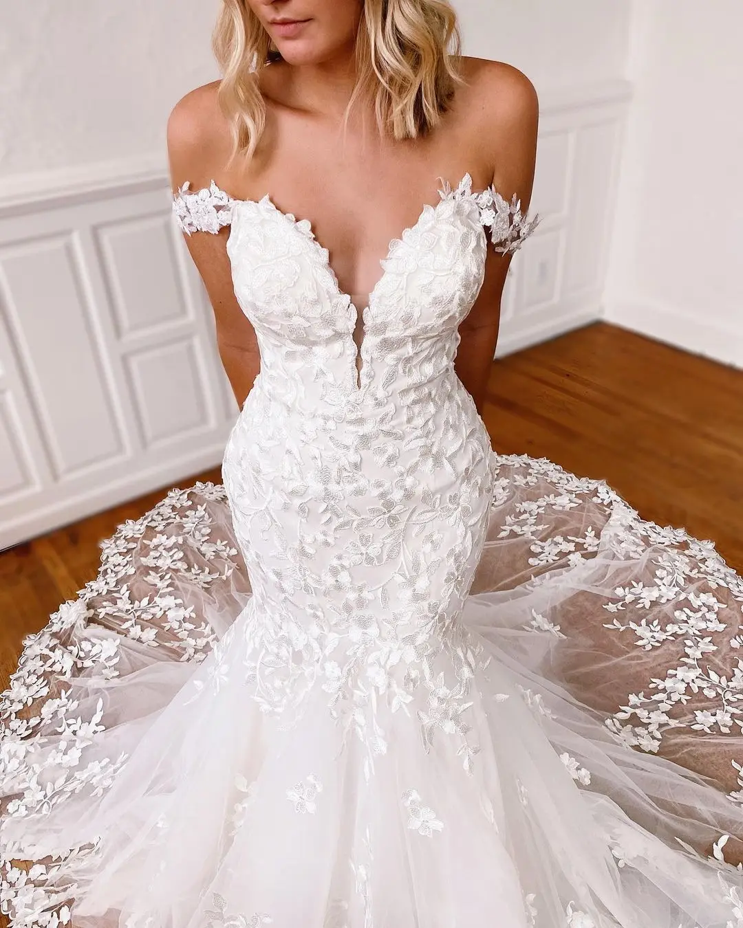 

FATAPAESE Wedding Dress Off Shoulder Lace Edge Gorgeous Mermaid Train Flowers Lace Appqulies Lush Train Buttons vestido de novia