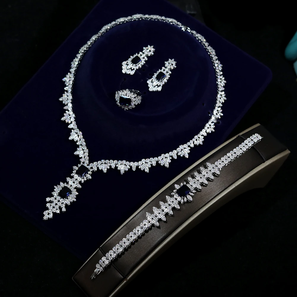 Комплект женских ювелирных изделий из колье и серёг |