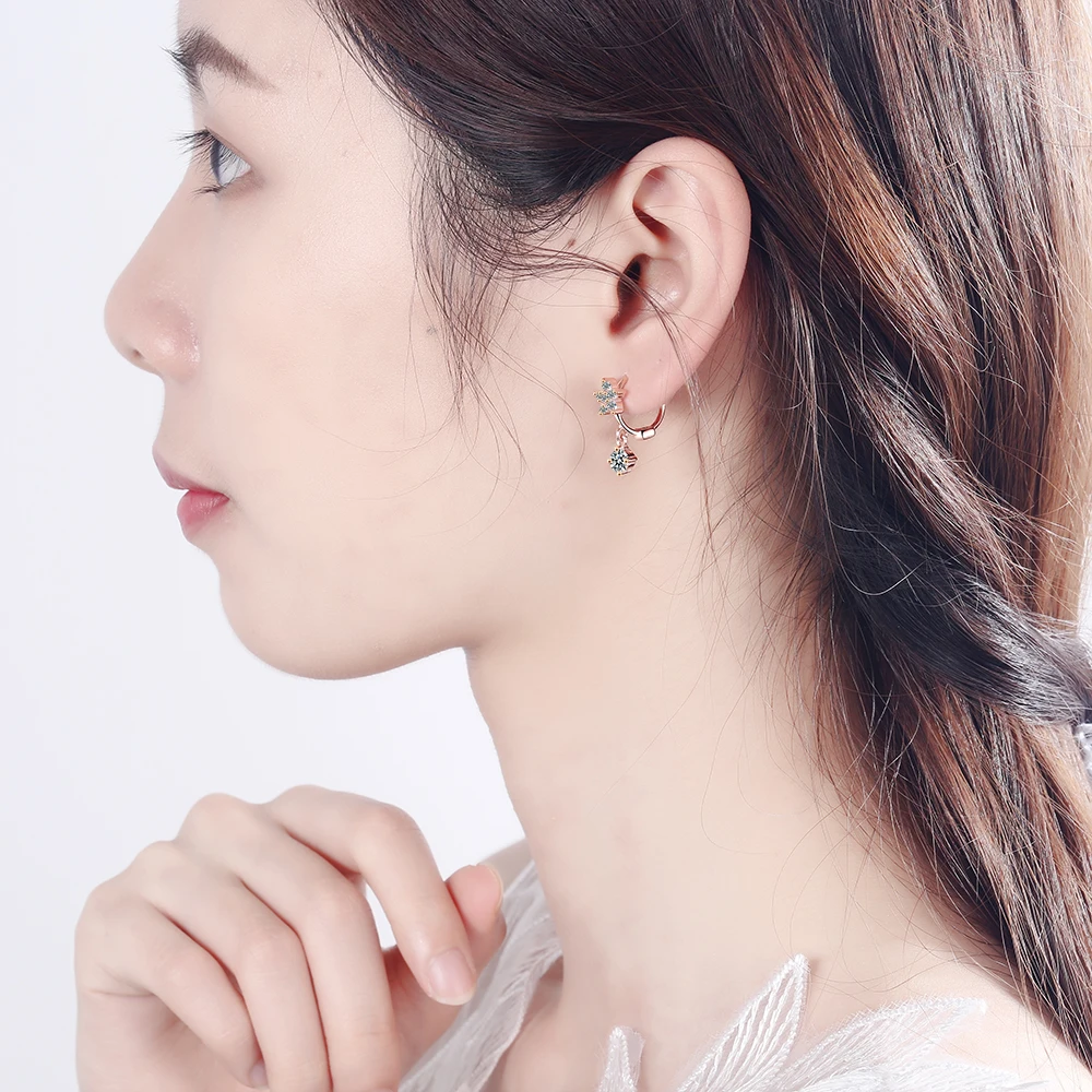 Женские серьги-кольца с прозрачным фианитом и пятью лепестками | Украшения