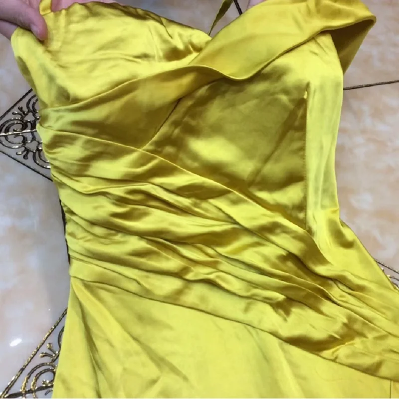 Женское атласное платье с открытыми плечами длинное вечернее высоким разрезом и