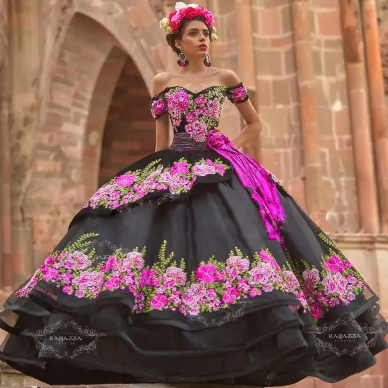 

Black Floral Appliqued Ball Gown Quinceanera Dresses Beaded Off The Shoulder Neck Prom Gowns Sweep Train Tiered Sweet 15 Dress