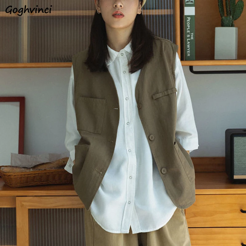 Жилет женский однотонный без рукавов с несколькими карманами однобортный |