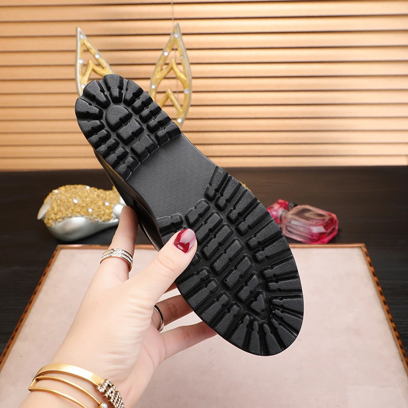 

Winter Warm Skateboarder Shoes Ladies Black Gym Shoes With Fur Women Skateboarding Shoes Height Increase Woman Walking Sneakers