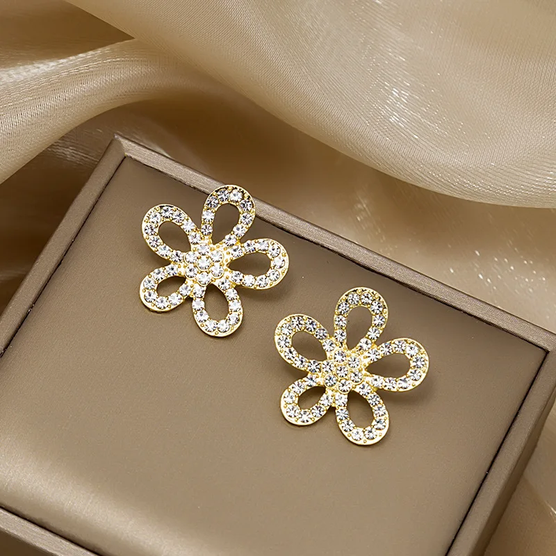 

Женские маленькие серьги-гвоздики с пятью лепестками, ажурные серьги в Корейском стиле, роскошные серьги-гвоздики в виде рыбьего цветка, юв...