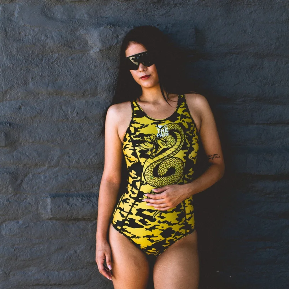 Слитный купальник с эффектом пуш-ап и перекрестной спиной