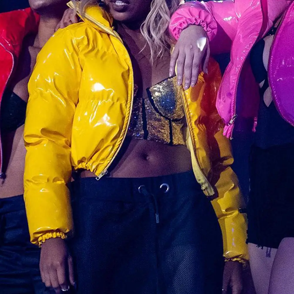 Куртка пуховая женская из искусственной кожи черная яркая теплая на молнии