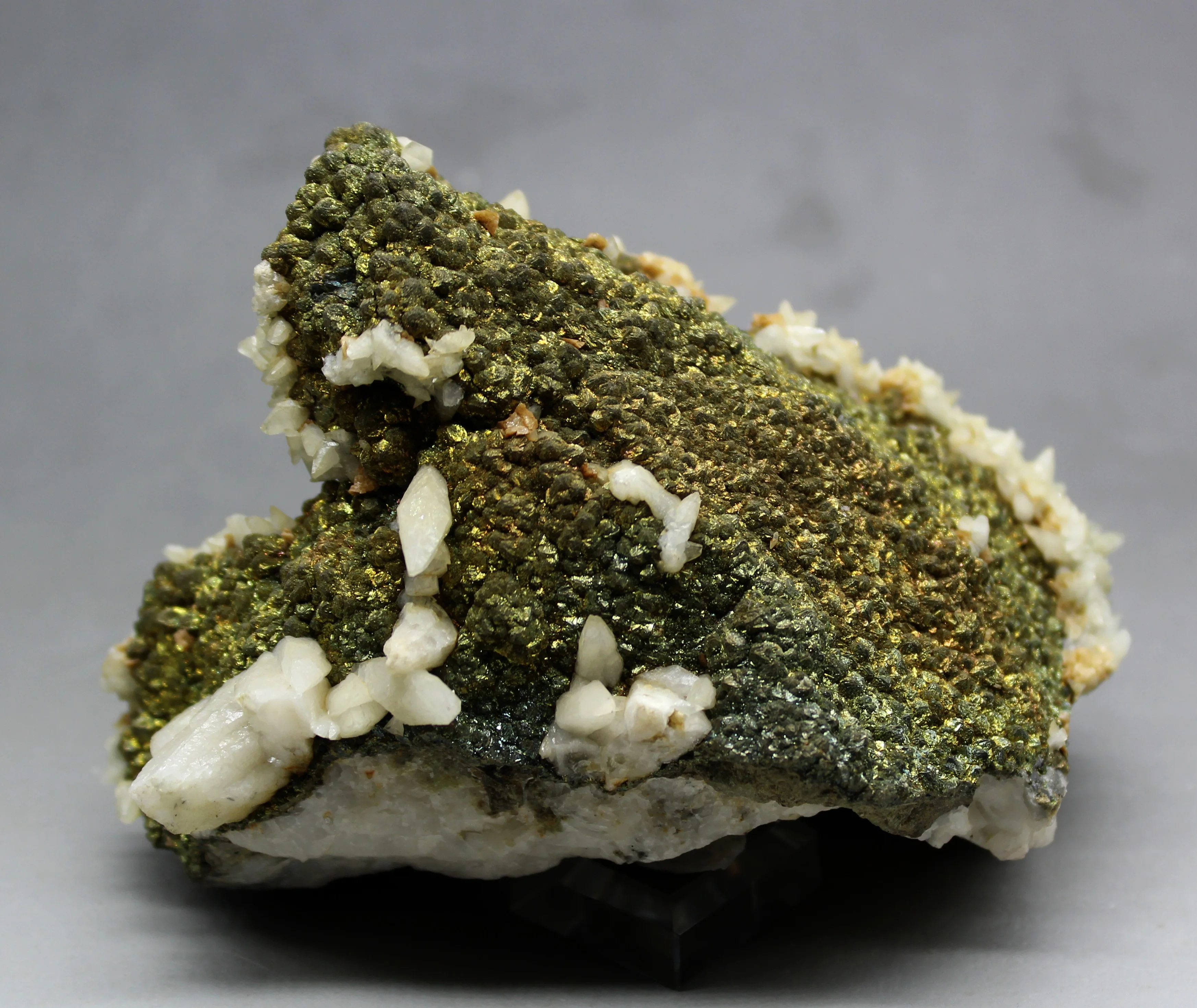 720 г натуральный халкопирит и кальцитовый симбиотический минеральный кристалл