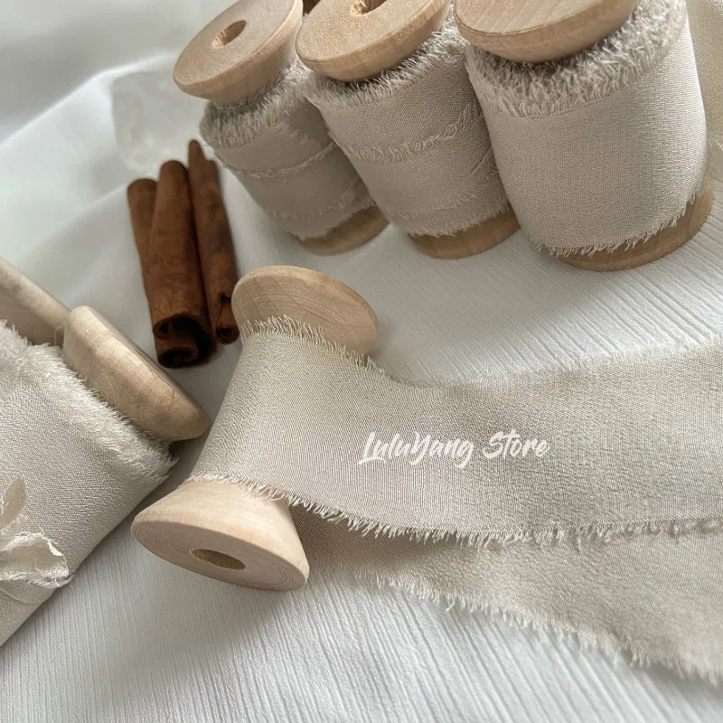 Оригинальная шелковая креп лента на деревянных катушках с необработанными