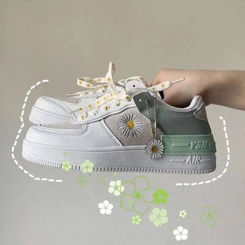 

2021 Spring Korean xue sheng ban xie wang Red Little Daisy Sports Shoes White Shoes Woman Shoes Sneakers