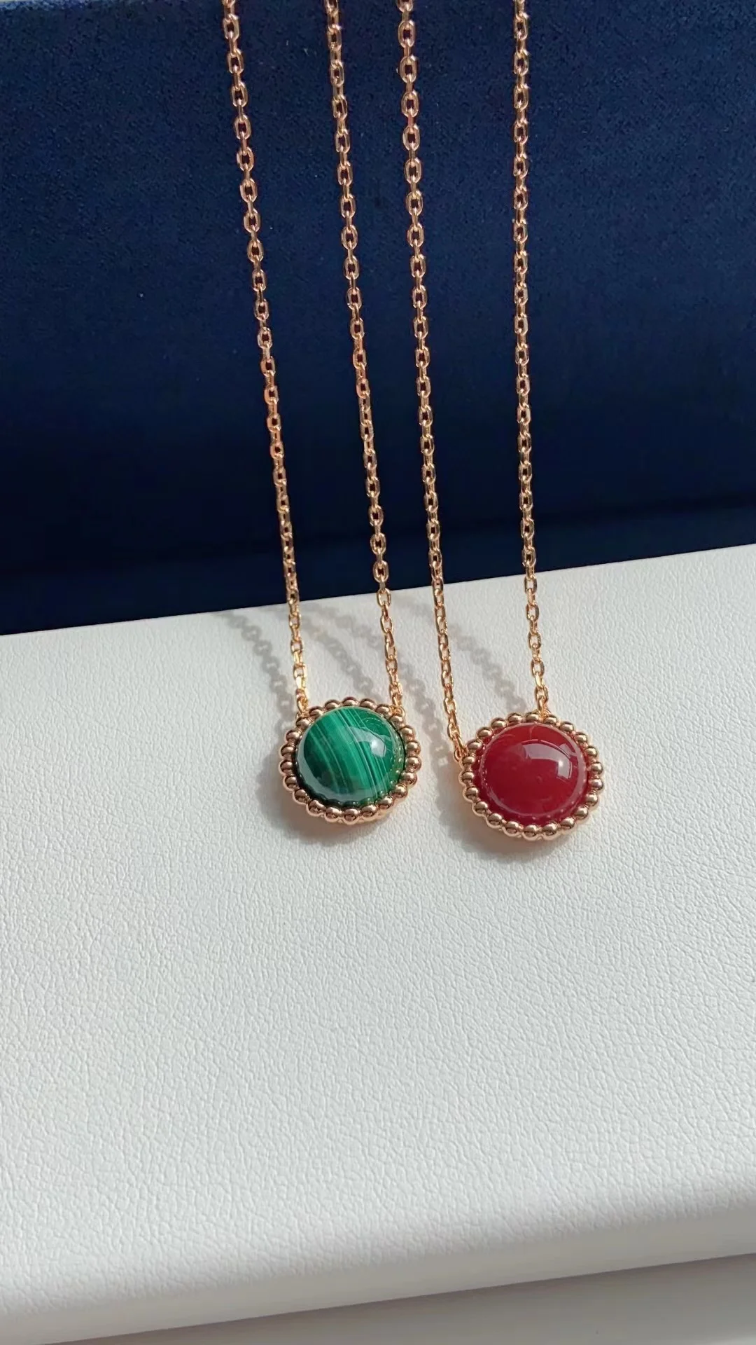 

Женское колье с круглым кулоном, ожерелье цвета розового золота с натуральным малахатным агатом