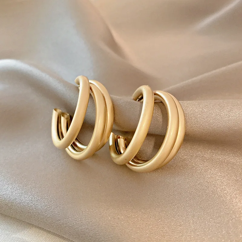 

2021 New Gothic Girls' Simple Gold Metal Hoop Earrings Korean Fashion Lady Luxury Earrings For Woman Party Jewelry Accessories