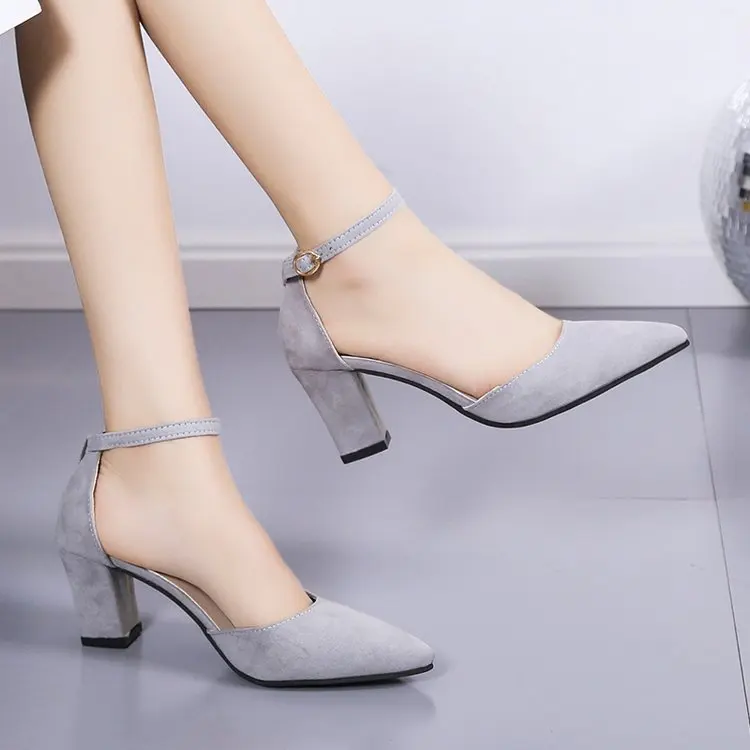 

Новый летний тренд 2021 года-это Повседневная мода Джокера с острыми носками и толстыми каблуками