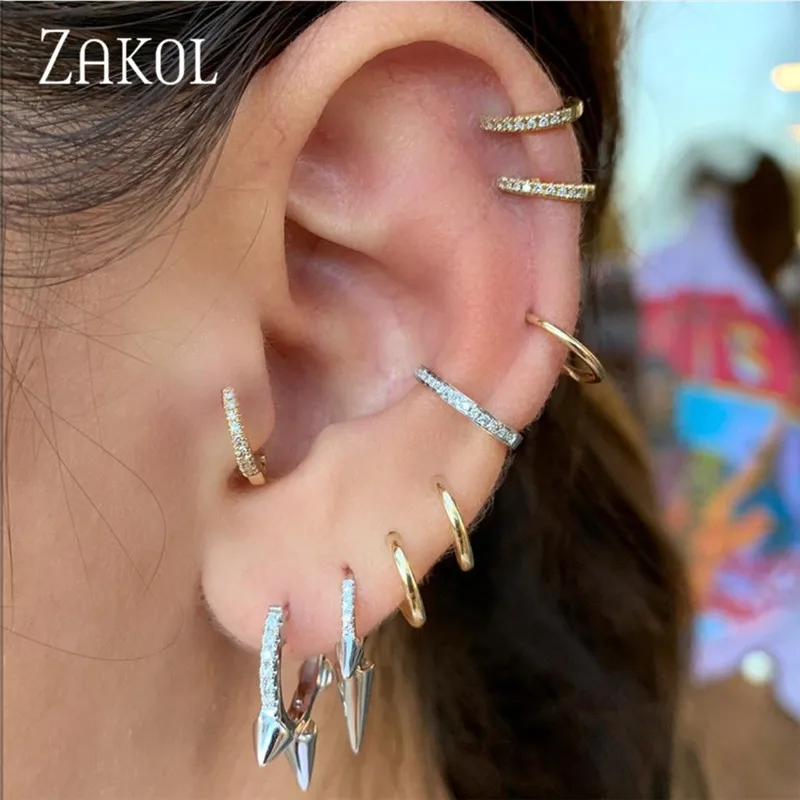 Стильные легкие маленькие открытые серьги-кольца с заклепками и кубическим