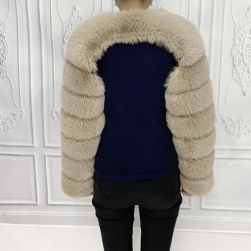 Куртка женская короткая из искусственного меха Осень-зима 2021 | Женская одежда