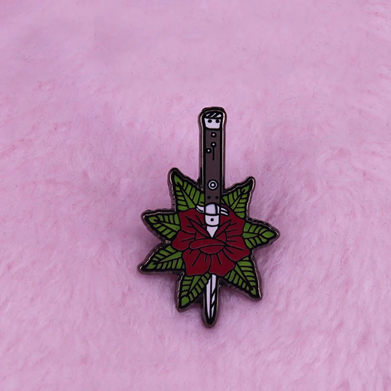 Брошь в виде розового кинжала с красивой татуировкой|Броши| |