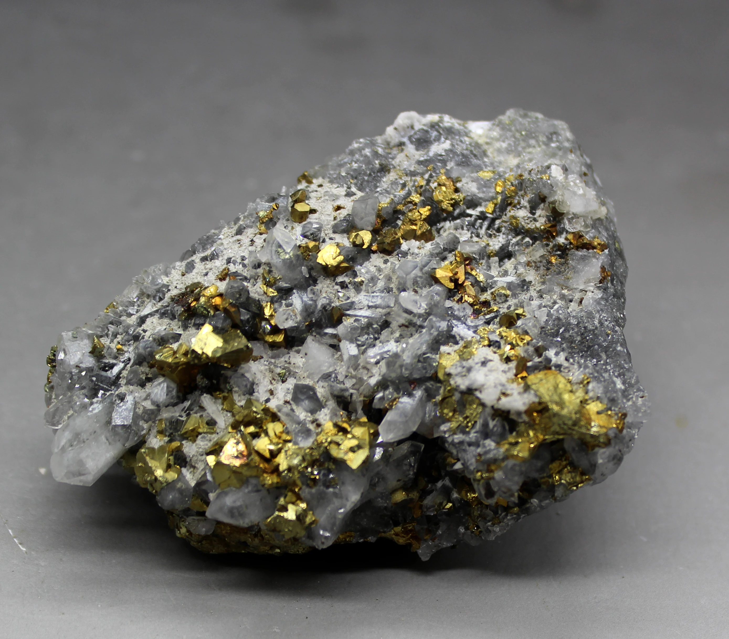 159 г натуральный Блестящий chalcopyrite и кристаллический симбиотический минеральный