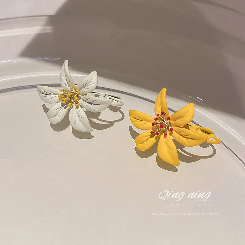 

South Korea East Gate Fashion Simple Personality Net Red Temperament Design Sense Flower Earrings Female