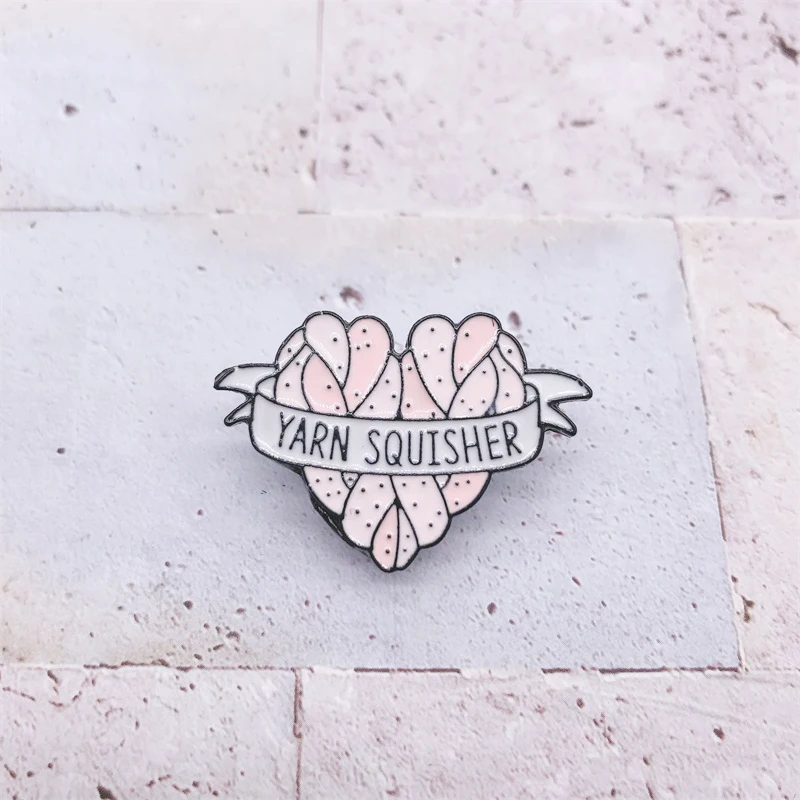 Мультяшная Розовая белая лента в форме сердца эмалированная брошь виде пряжа