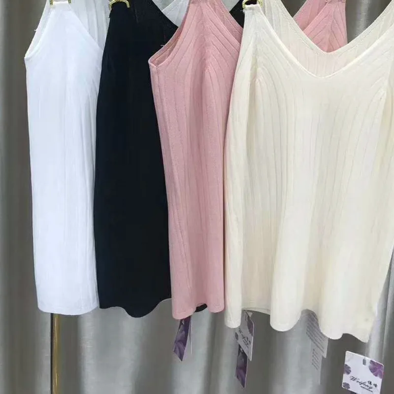 Майка женская трикотажная без рукавов с V-образным вырезом и металлической