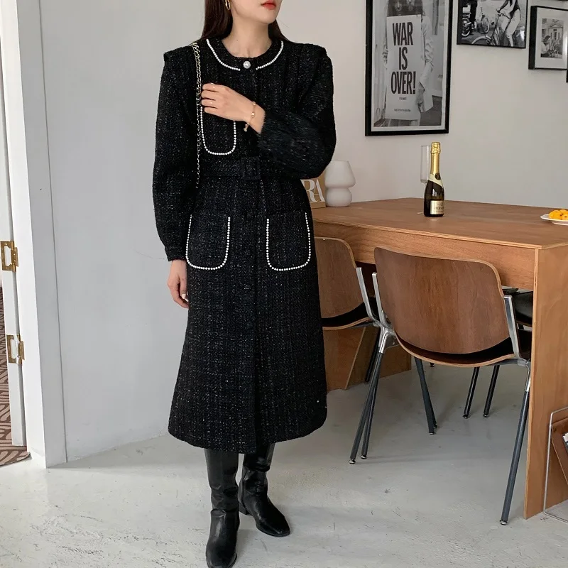 

Женское твидовое пальто средней длины с поясом и круглым вырезом