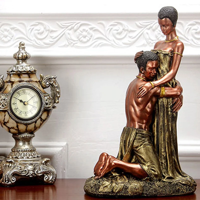 Африканский мужчина на коленях обнимает женщин статуя дома ремесла гостиной
