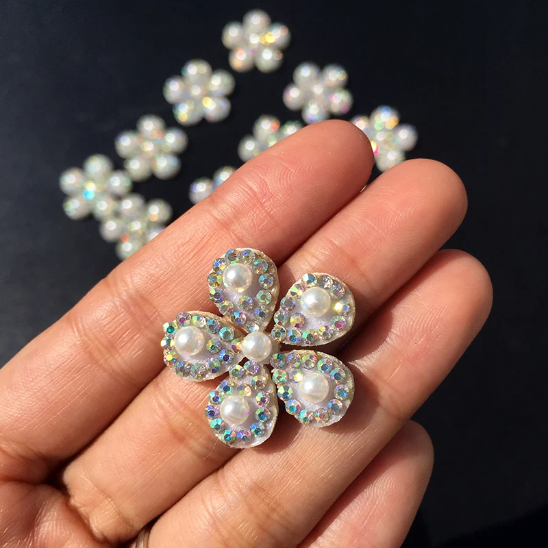 

Новинка! Симпатичные Блестящие цветы с жемчугом AB аппликация СТРАЗА, 5 шт., нашивка для одежды, платья, Аппликация из бисера