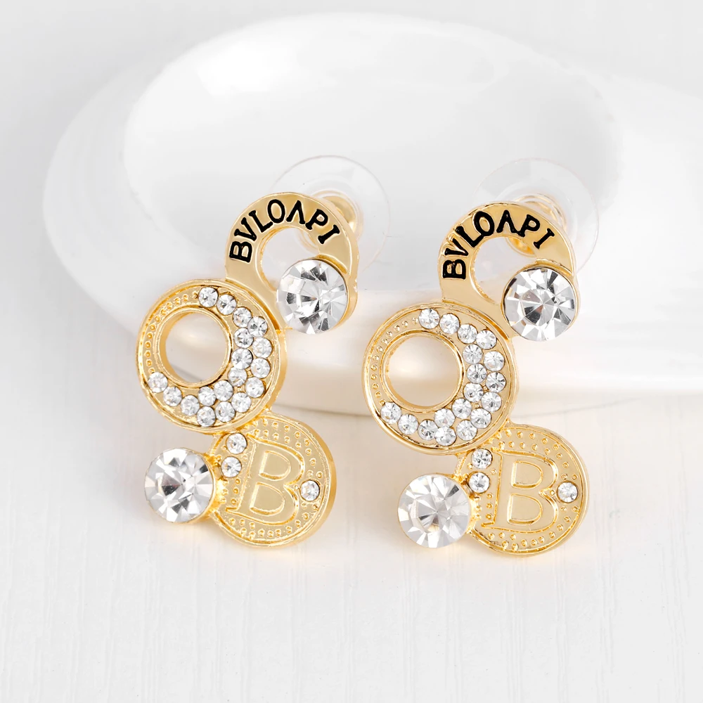 Набор из ожерелья и сережек в круглой форме с буквенным принтом кристаллами