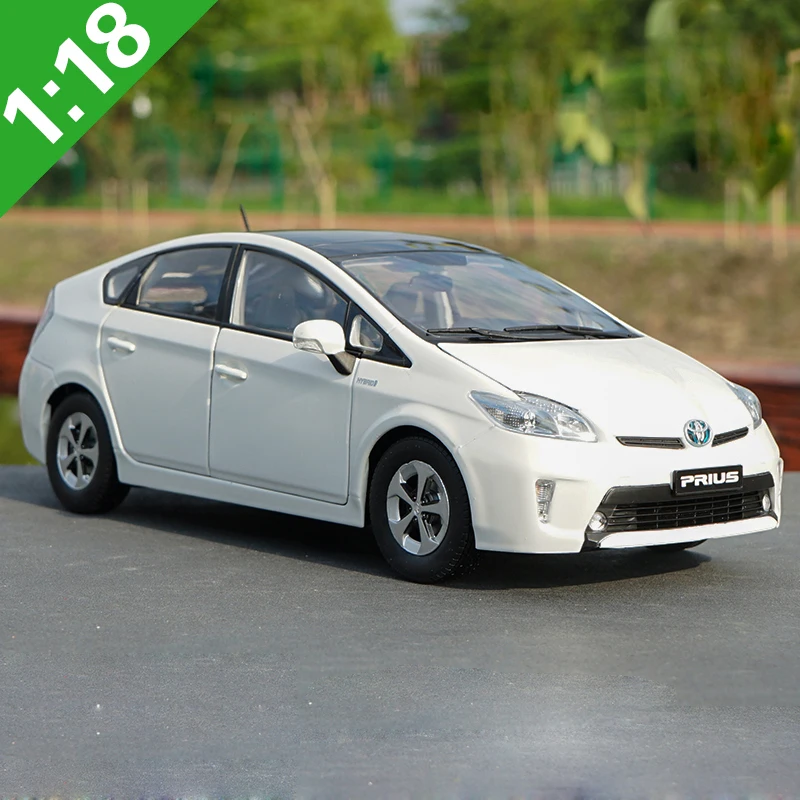 

Модель автомобиля из гибридного сплава Toyota PRIUS 1:18, статическая металлическая модель автомобиля, оригинальная коробка для коллекции подарко...