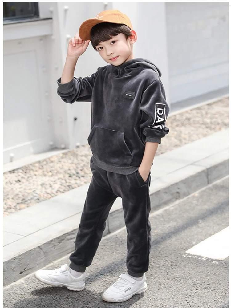 Детская спортивная одежда для мальчиков с высококачественными материалами и