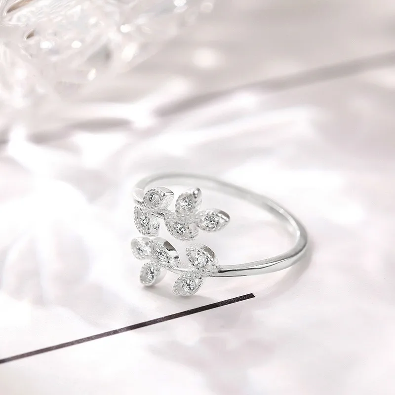 

2020 Simple and fashionable rhinestone studded forest small leaf Women's rings creative small fresh and delicate ladies rings