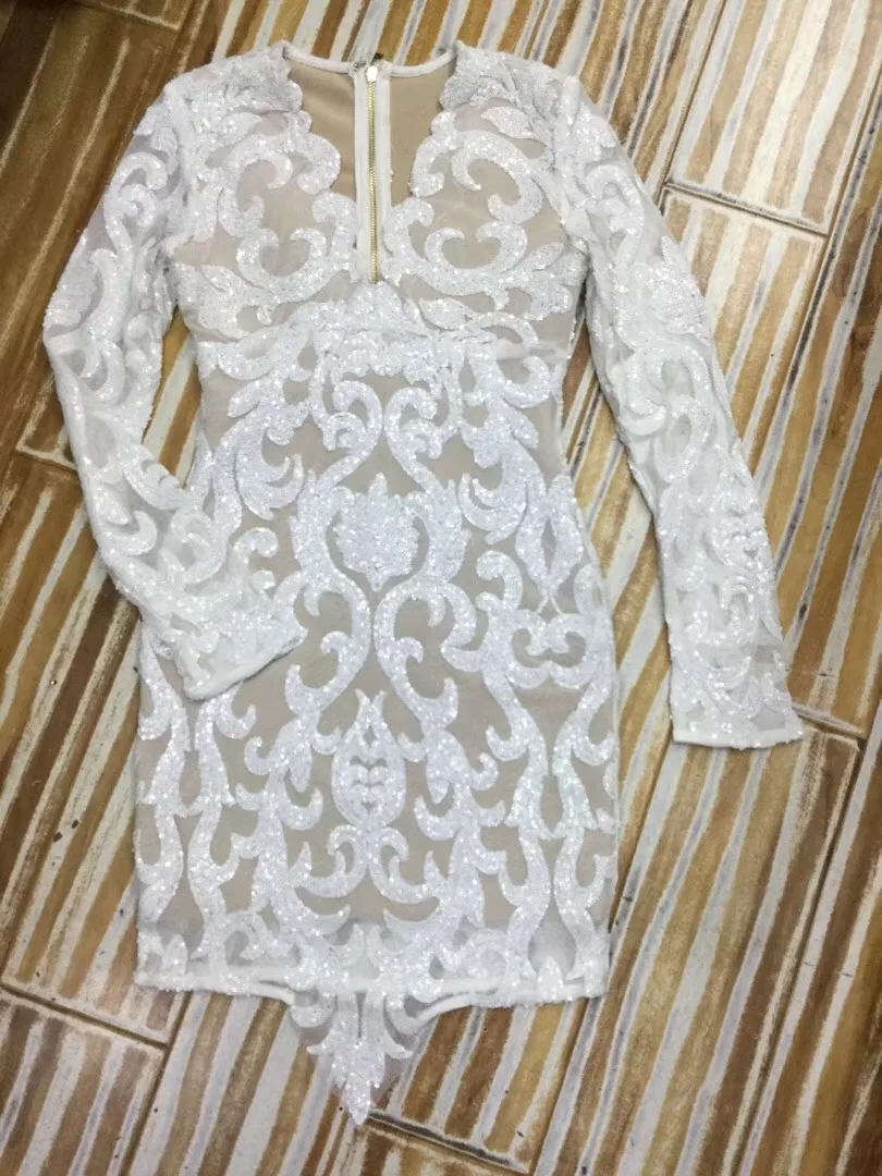 Женское коктейльное платье белое Бандажное с длинным рукавом и блестками