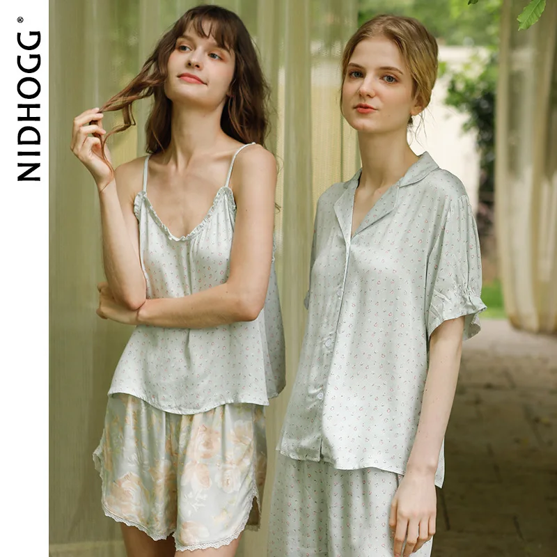 Пижама женская из 2 предметов атласная на тонких бретельках с принтом