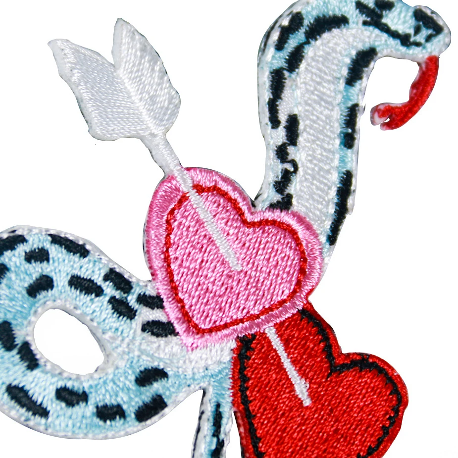 Новое поступление стрелкой пирсинг в сердце змеи значки-нашивки Diy женские