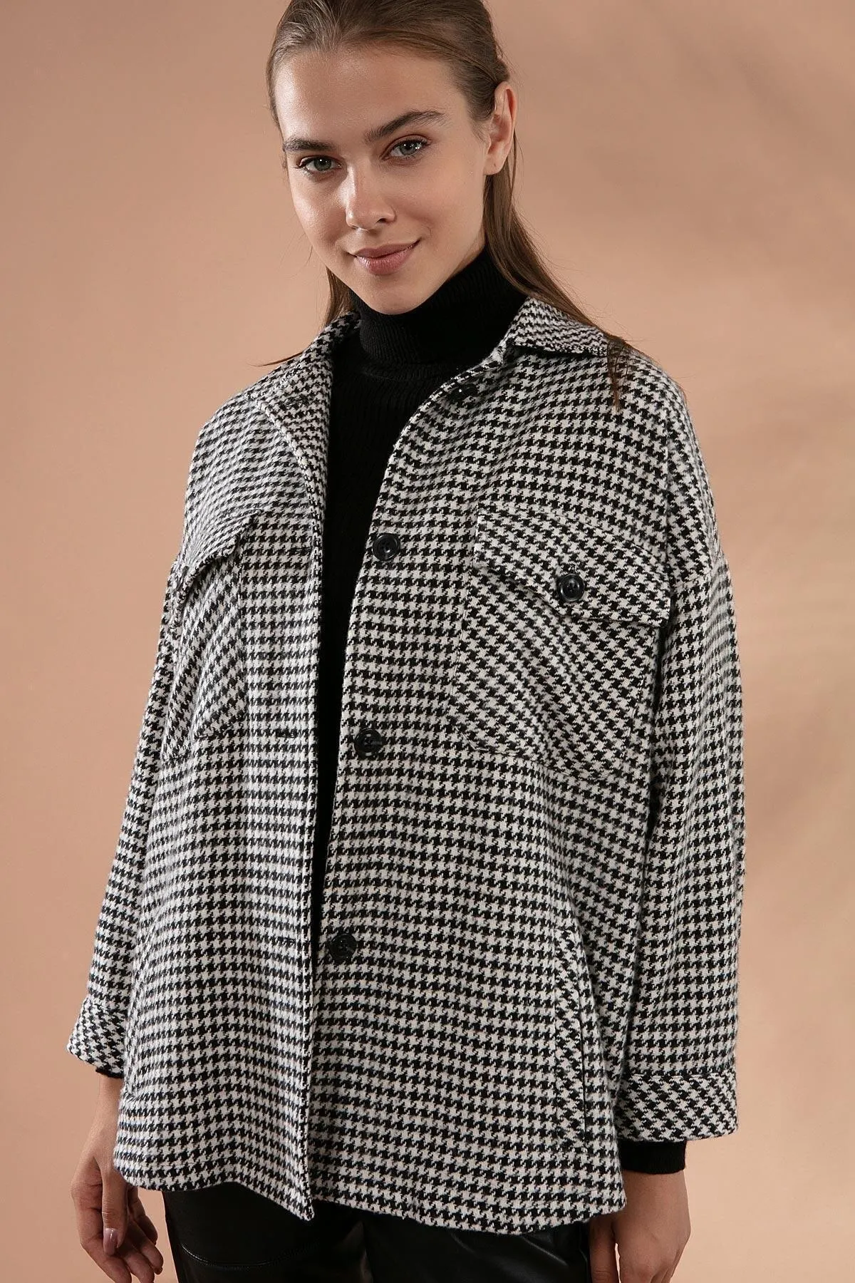 

Women White Black Pattern Pocket Lumberjack Shirt Jacket