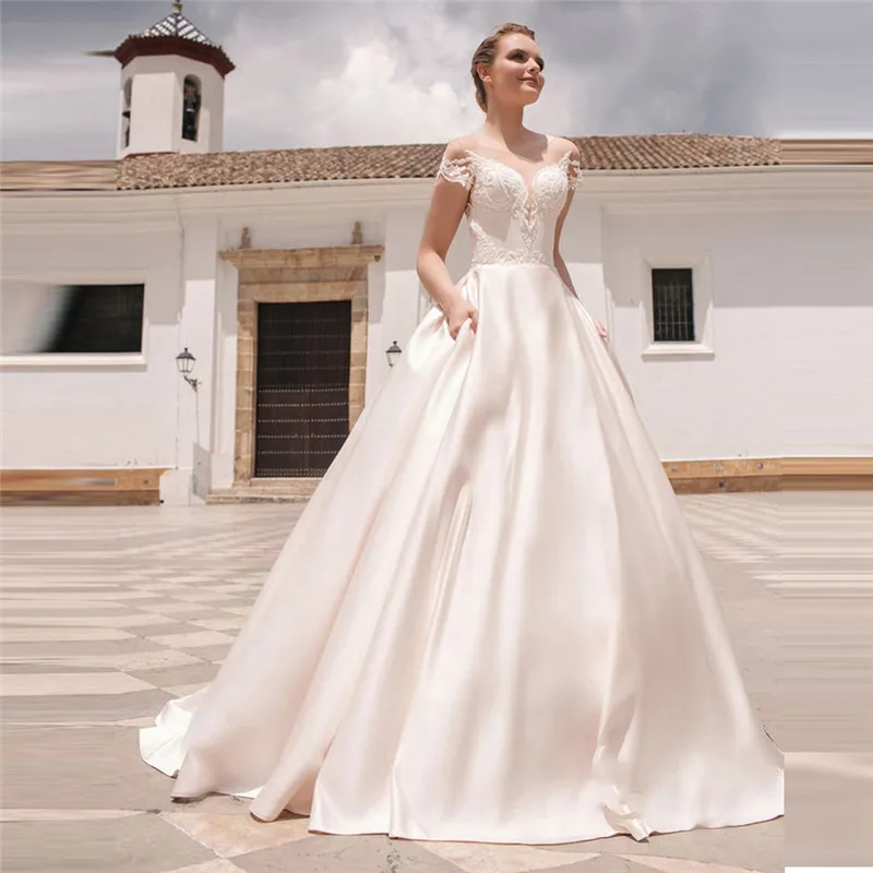 

Sheer Scoop Short Sleeves Lace Appliques Ball Gown Wedding Dress Sexy Open Back Pleated Open Back Bridal Gowns 2021 New Designer