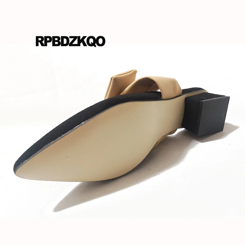 Женские замшевые шлепанцы черные сандалии без задника с острым носком бантом