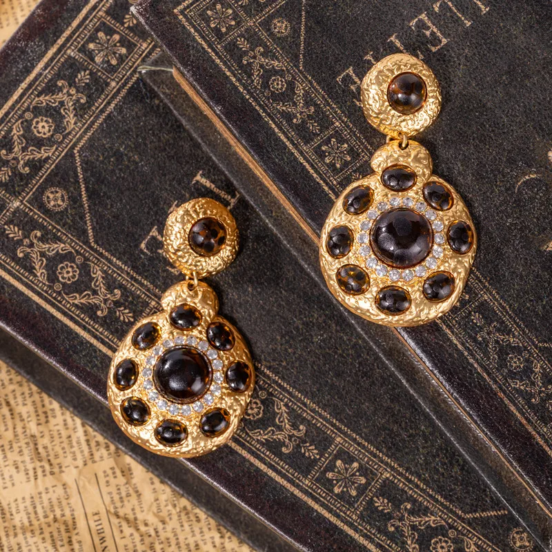 

European and American new retro golden ruby embellished earrings
