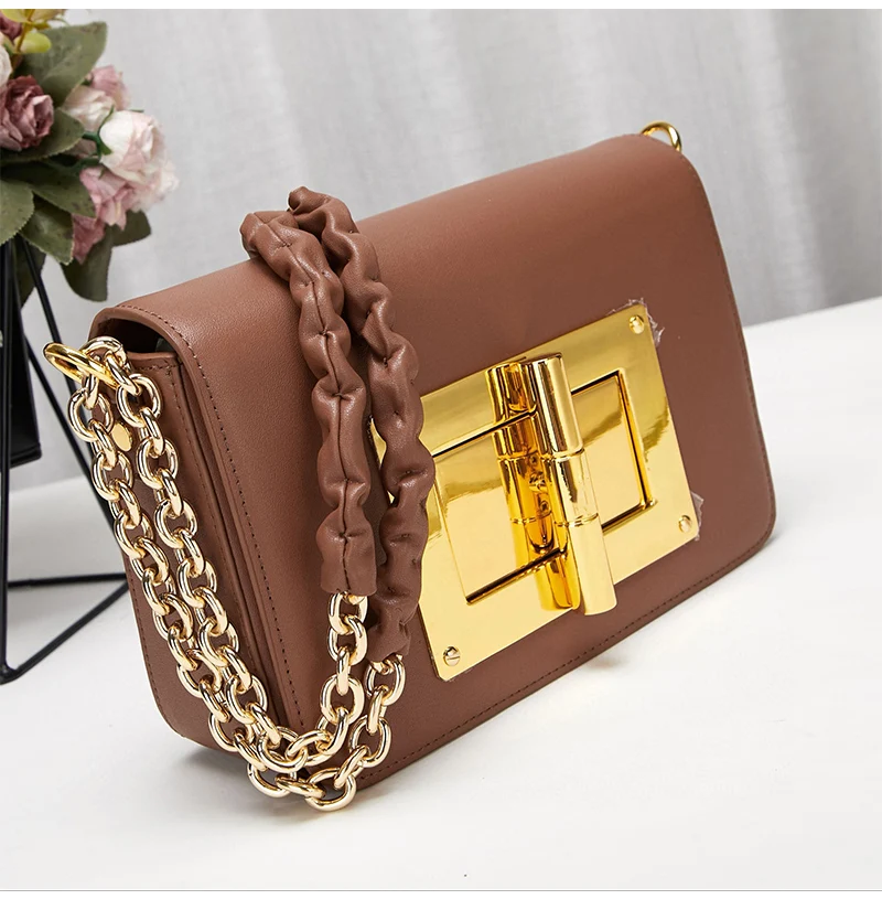 

2021 design style, high-quality hardware buckle, large-capacity leather shoulder bag, ladies new fashion messenger bag