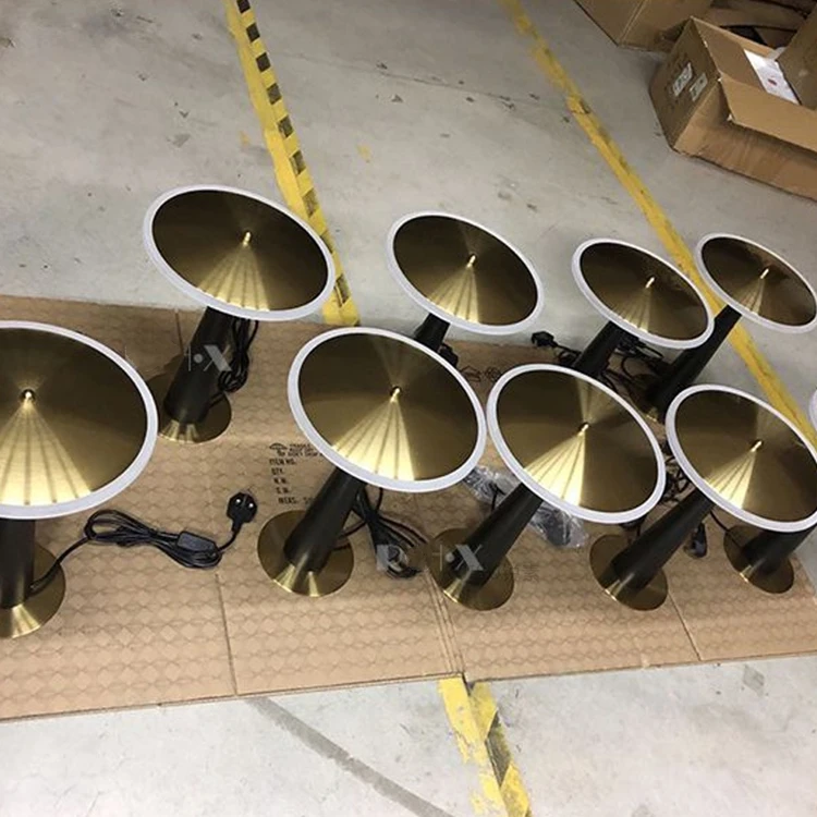 Светодиодная настольная лампа Современная Золотая светодиодный настольный