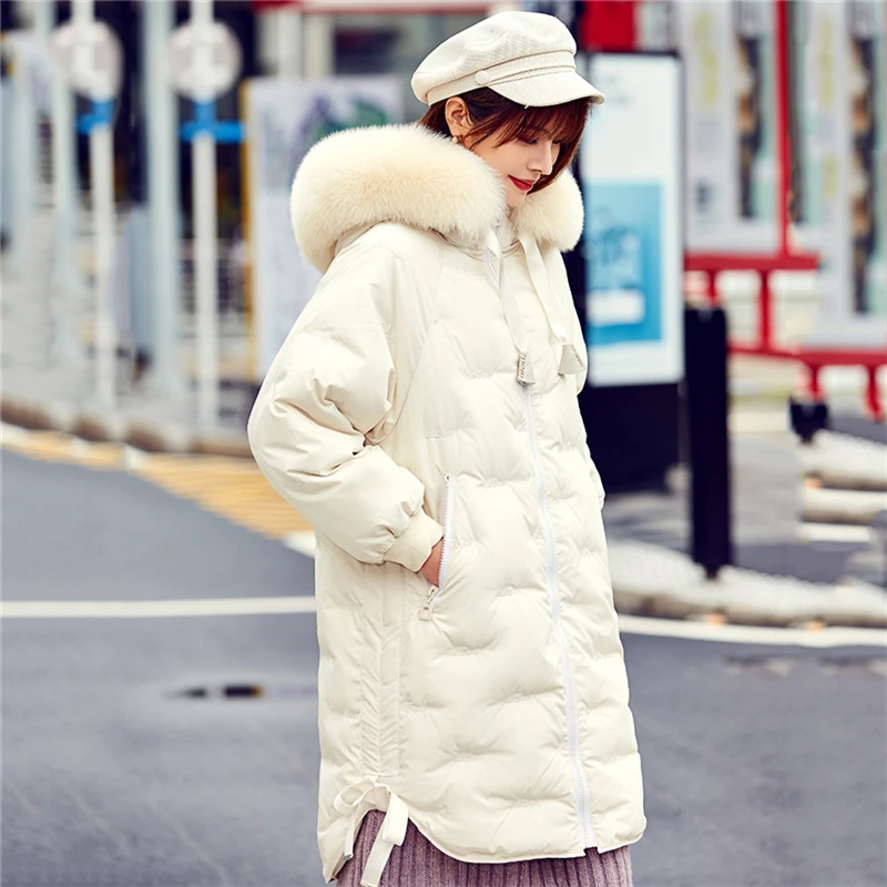 Женская длинная куртка на белом утином пуху с капюшоном и воротником из