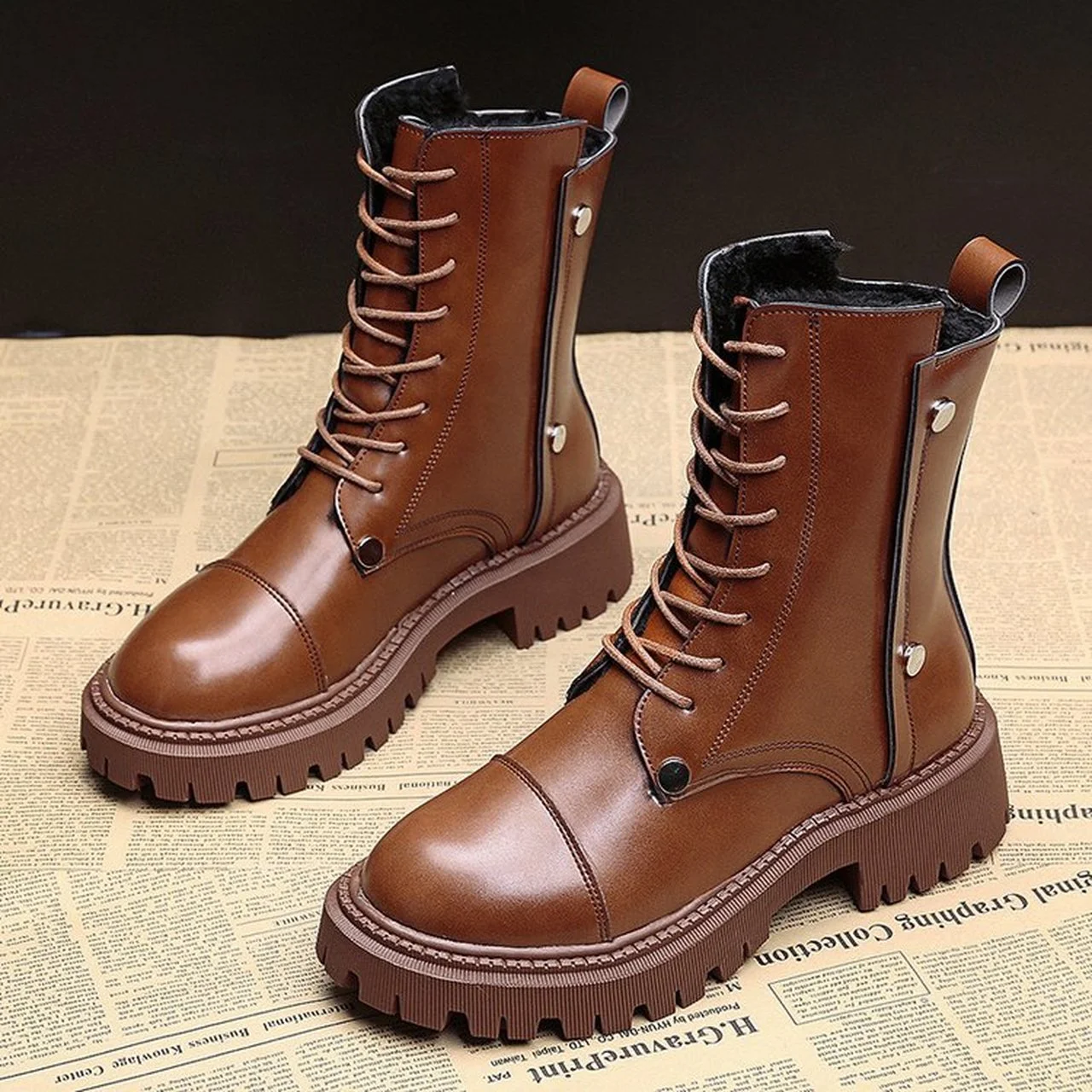 

2021 Leisure Martin Boots Winter Plus VelvetThick bottom middle Tube Boots Round head Lace Casual Fashion Women's shoe Boots