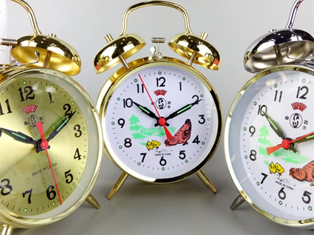 громкие часы. прикольный будильник. часы-будильник настольные кварц.